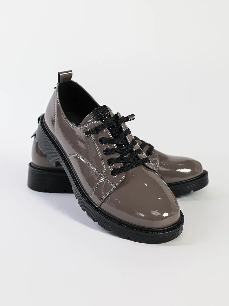 Туфли лакированные серого цвета на низком каблуке